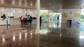 Varias personas en el hospital de alta resolución de Cazorla, donde se ha trasladado el centro de salud. Archivo.