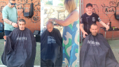 Varios barberos jiennenses de la asociación nacional Ángeles Barberos cortan el pelo a varias personas en el centro Deporvida.