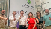 Juan Francisco Pereira, Julio Millán, Zhu Wei, María del Carmen Gallego, África Colomo y Juan Pedro Peragón, durante la visita a las instalaciones de la cooperativa “Ciudad de Jaén”. 