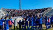 ÉXITO. Los aficionados del Linares Deportivo celebran la victoria en el campo del Real Jaén.