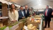 La alcaldesa de Alcaudete, el presidente de la Diputación y el subdelegado del Gobierno, visitando los estands con las frutas y verduras de la Sierra Sur participantes en este concurso.