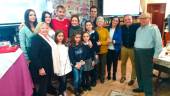 FIESTA. Nono Jiménez, en el centro, posa con familiares y amigos en el acto en Casa Córdoba.