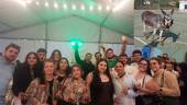 Una representación de la juventud de La Rábita, en la carpa. En la esquina superior derecha, Amparo, la burra que hizo posible la actividad.