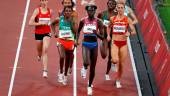 Natalia Romero, a la derecha, durante la semifinal del 800 femenino en Tokio.