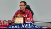 El nuevo entrenador del Linares Deportivo, Miguel de la Fuente, durante una rueda de prensa en su etapa con el Real Ávila. / Diario JAÉN