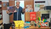 El director de Diario JAÉN, Juan Espejo, junto a algunos de los objetos utilizados en cada parada del Concurso de Redacción “Prensa Escuela”. / Diario JAÉN. 