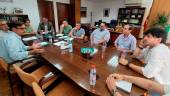 La delegada de Agricultura, Pesca, Agua y Desarrollo Rural, Soledad Aranda, y responsables de la Junta de Andalucía durante una reunión con el sector.