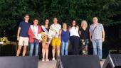 DE FIESTA. El míster y la miss de Santa Isabel posan junto con vecinos y representantes de la junta directiva.