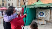 Un instructor ayuda a un niño a tirar con arco / Diario JAÉN.
