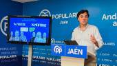 El portavoz del PP de Jaén, Agustín González, durante la rueda de prensa en la sede municipal. / Álvaro Guzguti / Diario JAÉN. 