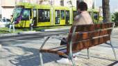 ARCHIVO. Una mujer observa el paso del tranvía, en 2011, cuando el Ayuntamiento lo puso en funcionamiento, en un corto periodo de pruebas. 