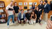 Agustín González y Mónica Moreno posan junto a algunos asistentes a la inauguración.