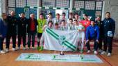 EPÍLOGO. Los directivos, el cuadro técnico y los jugadores posan con la medalla y el trofeo conseguido en el Andaluz.