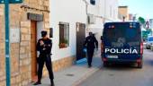 Dos agentes de las Policía Nacional, durante su actuación en Úbeda el pasado jueves.