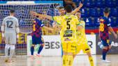 GOL. Fran Peña es felicitado por Chano y Jordi Campoy después de marcar ante el Barcelona.