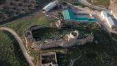 deterioro. Situación del castillo del Berrueco de Torredelcampo, que ocupa más de mil metros cuadrados, en una panorámica aérea.