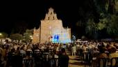 Asistentes a la misa al aire libre en honor de la Virgen de Linarejos. / A. B. Portellano / Diario JAÉN. 