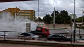 LIMPIEZA. Un camión de desatranques Jaén durante las labores de desinfección ayer en el Polígono de los Olivares.