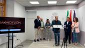 El director Luisje Moyano, acompañado de Julio Millán, África Colomo, Cristina Mediero, Raúl Cueto y José María Cano. / Ayuntamiento de Jaén.