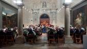 La coral Panaceite y el numeroso público que asistió al concierto ofrecido en el patio de San Miguel del Museo Provincial de Jaén. / Ana Lechuga / Diario JAÉN.