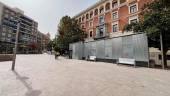 La plaza de la Constitución con chapas en el acceso al aparcamiento. / PP de Jaén. 