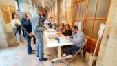 Un hombre ejerce su derecho al voto en el colegio electoral de la Diputación Provincial de Jaén. / Francisco J. Marín / Diario JAÉN.
