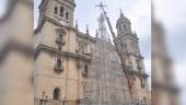Montaje del árbol de Navidad en la Plaza de Santa María, en Jaén. / Francisco Gaitán / Diario JAÉN.