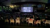 El público disfruta del Cine de Verano en La Alameda. 