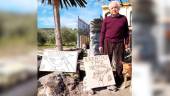 El artista Juan Juárez Olmo junto con algunas de sus más de seiscientas litografías.