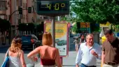 Varias personas caminan por la Avenida de Madrid, en Jaén. / Archivo Diario JAÉN. 