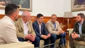 Paco Reyes recibe a responsables de la cooperativa agrícola Virgen de Zocueca de Bailén. / Diputación de Jaén.
