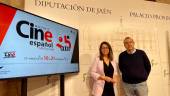 La diputada África Colomo y Enrique Iznaola en la presentación de la XXV Muestra de Cine Español Inédito en Jaén. / Diputación de Jaén.