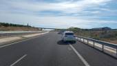 ESFUERZO. Un coche de la Policía Local de Mancha Real controla el tráfico en una carretera. 