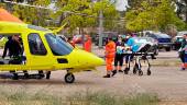 Momento en el que los sanitarios se disponen a subir la herido al helicóptero. / Silverio Fernández / Diario JAÉN.