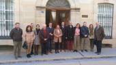 VISITA. Raquel Morales, flanqueada por miembros del equipo de Gobierno de Villacarrillo, jueces y personal del Juzgado del municipio, ante el edificio.