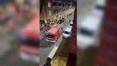 Vecinos, curiosos y agentes en la zona en la que ocurrió el incendio de Alcalá la Real.