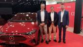 Carlos Mesa, Carlos Benavente y Antonio López posan delante del Mercedes CLA. / Gilberto Moreno / Diario JAÉN.