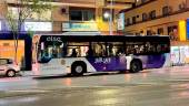 Autobús en una de sus paradas. / Agustín Muñoz / Archivo Diario JAÉN.