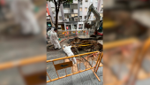 Socavón producido por una avería en la Avenida de Madrid. / Jason Moyano / Diario JAÉN. 