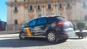 Vehículo de la Policía Nacional ante la Catedral de Jaén.