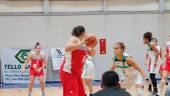 JUGADA. La jiennense Rosa protege el balón en el partido con el Estepona.