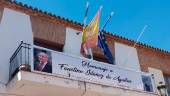 Mural en el balcón del Consistorio de Génave conmemorativo del homenaje. / Ayuntamiento de Génave