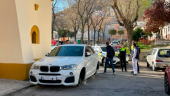 Policía Local y vecinos junto al coche sin ruedas. / Diario JAÉN.