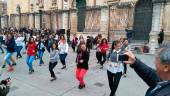 FLASHMOB. La asociación cultural Contratiempos, en la capital, en la celebración del Día del Flamenco.