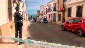 Cordón de la Guardia Civil en torno a la vivienda en la que se localizó el cadáver. / Europa Press.