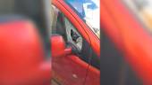Ventanilla del coche desvalijado rota.