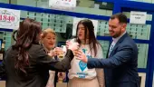 Imagen de archivo de celebración por vender el tercer premio de la Lotería de Navidad, en 2024. / Jesús Delgado / Diario JAÉN. 