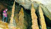Columnas de estalactitas en La Murcielaguina. / Foto GEV del libro ‘El sistema de la Murcielaguina’.