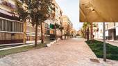 Vista del Paseo Virgen del Rocío tras su remodelación. En la esquina derecha, desconchones por humedad en una vivienda.