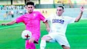 Nando Copete presiona a un jugador del Córdoba en un partido amistoso.